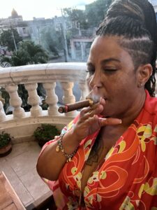 leslie in cuba cigar