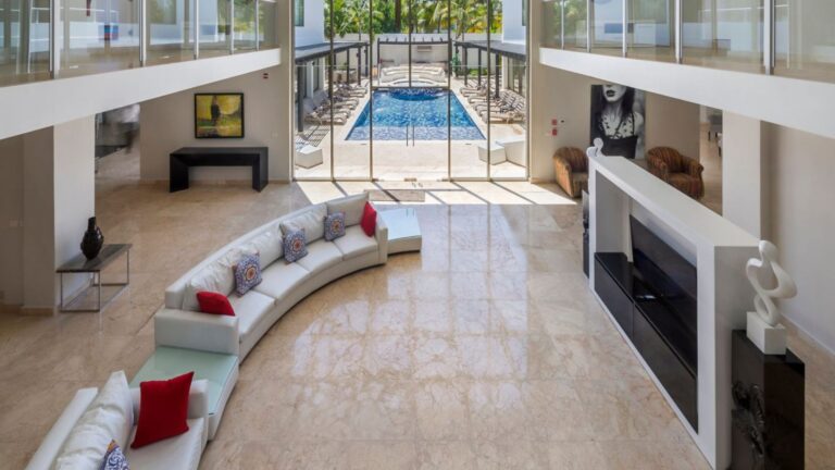ROYALTON CHIC MANSION Clientele (1)