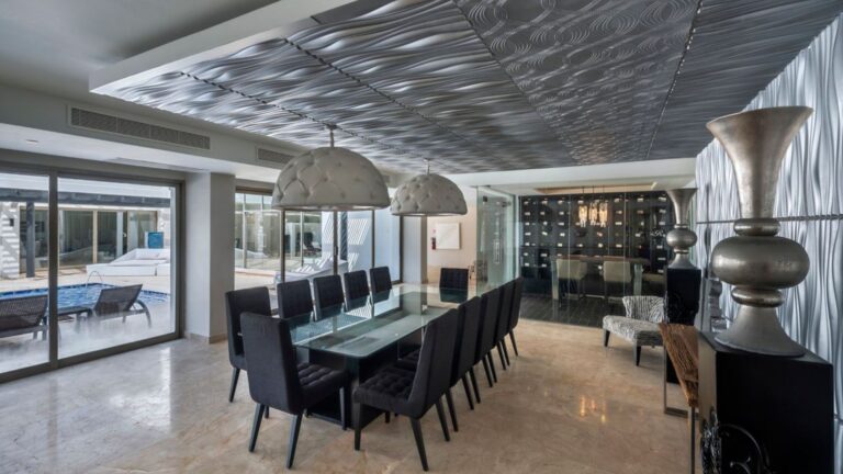 ROYALTON CHIC MANSION Clientele (3)